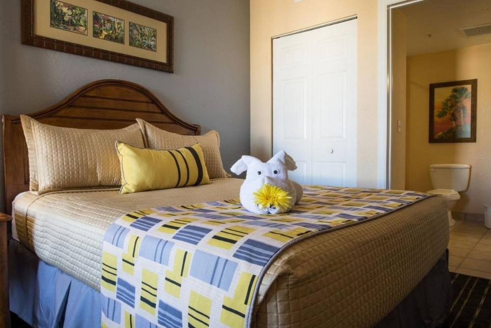 One-Bedroom Queen Suite with Sofa Bed